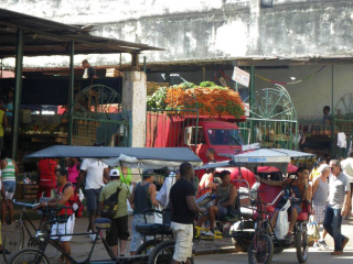 52-the-carrot-truck-at-the-havana-market